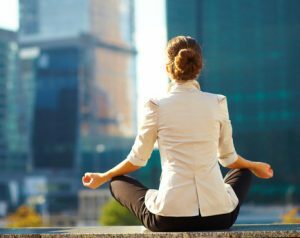 Узимање пет минута медитације током дана може тренирати ваш ум да поднесе стрес и анксиозност. Покушајте са петоминутном медитацијом да умирите анксиозност.