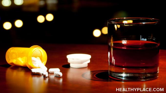 Опиоиди и алкохол су опасна комбинација. Откријте зашто мешање опиоида и алкохола заиста може да вас збрка и чак убије. Детаљи о ХеалтхиПлаце-у.