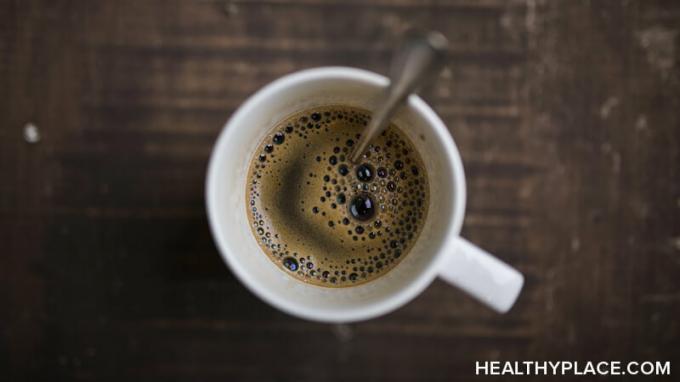 Шалица кафе може погоршати ваше биполарне симптоме. Прочитајте поуздане информације о кафи и биполарном поремећају на ХеалтхиПлаце.