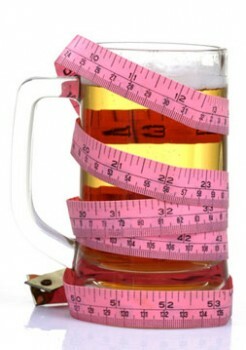 Пијанкорексија би требала омогућити пиће без дебљања. Али ограничено једење и конзумирање алкохола опасно је и неефикасно.