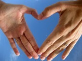 Фотографија Леона Броцарда из две руке која обликује срце симболизује љубав.