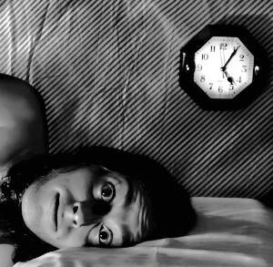 Анксиозност и недостатак сна напајавају се једни од других, а други погоршавају стање. Као резултат тога, исцрпљени смо, анксиозни и јадни. Али можемо превладати и једно и друго.